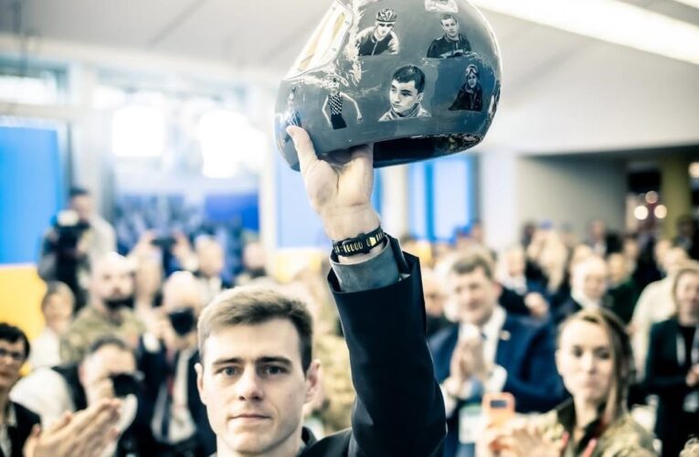 Владислав Гераскевич подарував вишиванку Бену Стіллеру