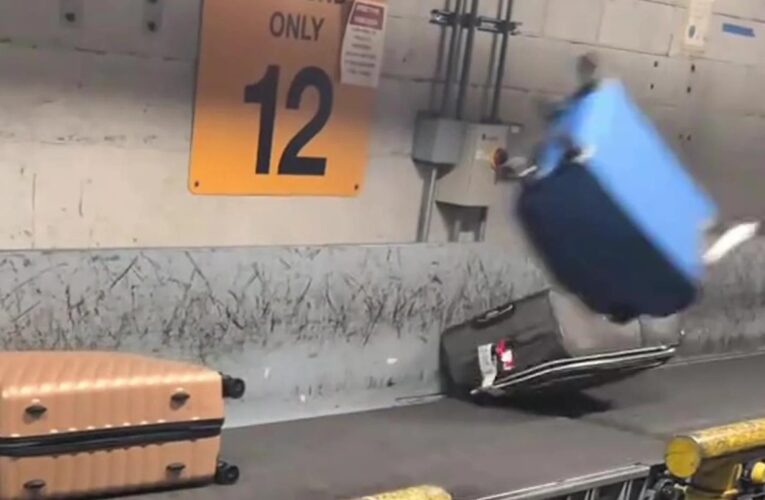 З’явилося відео, як в аеропорту знущаються із багажу