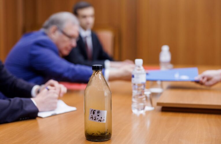 Забруднення Дністра: Молдова вручила дипломату РФ пляшку води з річки