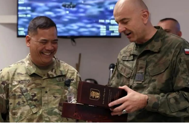 Загубив секретні карти: генерал США потрапив у скандал після візиту в Київ