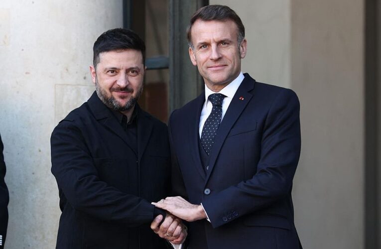 Зеленський приїхав у Париж, зустрітися з Макроном
