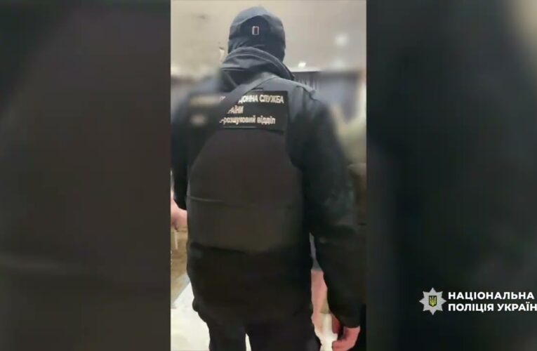 Підпільне виробництво сигарет у Херсоні – поліції вилучив тонни тютюну та десятки тисяч цигарок