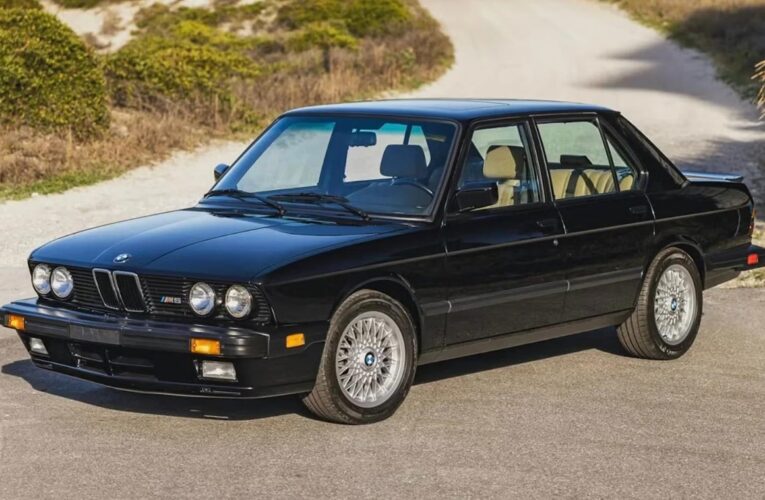 38-річний BMW M5 E28 продали за ціною нового Bentley Bentayga