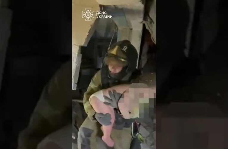 ОДЕСА.ДИТИНА З-ПІД ЗАВАЛІВ.Це ціна російського«миру».росія цілить у гуртожитки,а ми рятуємо немовлят