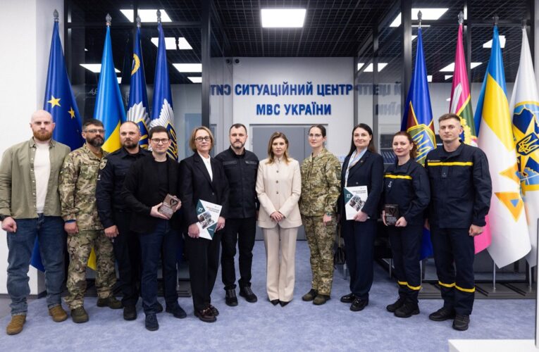 Олена Зеленська відвідала Службу 112 та поспілкувалася з психологами МВС