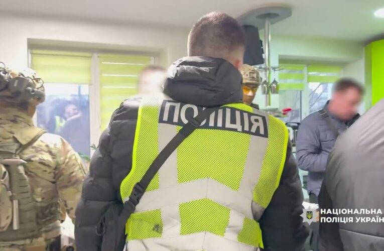 Поліцейські Києва затримали учасників угруповання, які вимагали “криптоборги” з українців