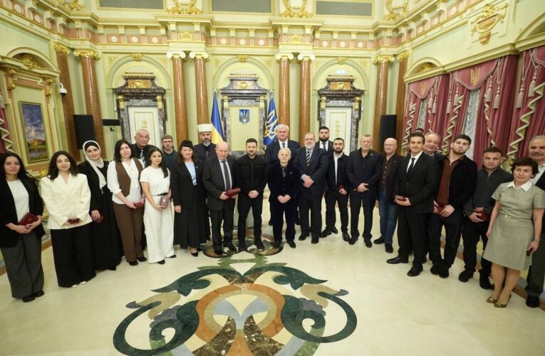 Володимир Зеленський вручив державні нагороди представникам кримськотатарського народу