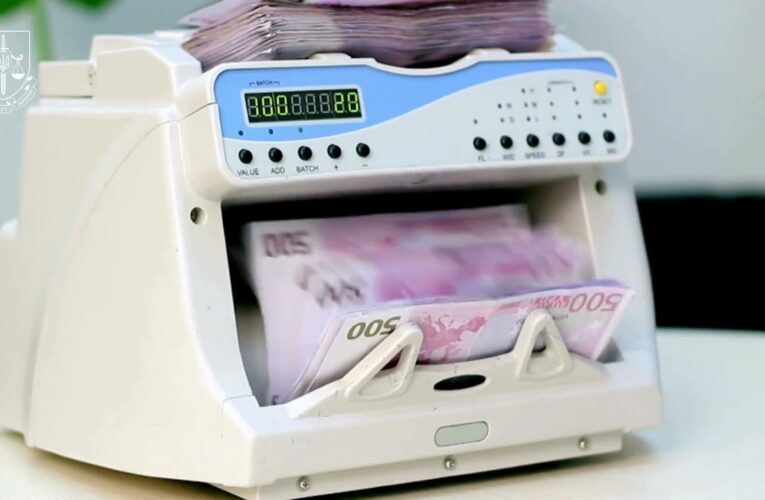 Скандал у Дніпрі! Депутата райради та його сина підозрюють у схемі з фіктивним працевлаштуванням