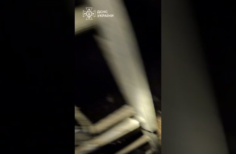 «ВІДХОДЬ! ЛЕТИТЬ!»: рятувальники під прицілом дронів у Краматорську!