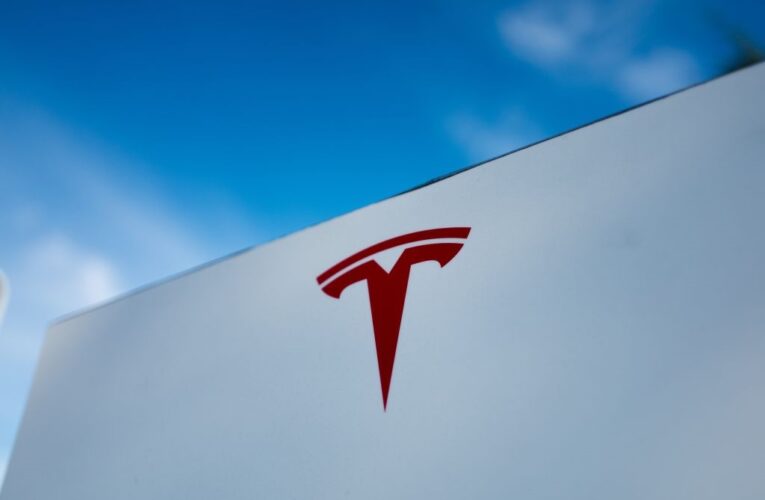 Акції Tesla падають на тлі слабких продажів