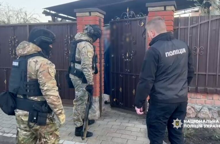 Нацполіція викрила організовану групу, яка роками привласнювала квартири померлих та одиноких людей