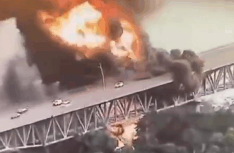 Біля з Панамського каналу загорівся міст: є жертва