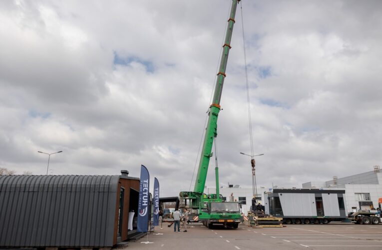 Будівельне шоу від HutJet: компанія змонтувала prefab-будинок за 8 годин