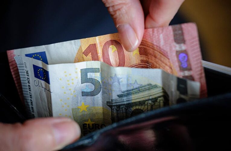 Долар падає в обмінниках, а євро подорожчав