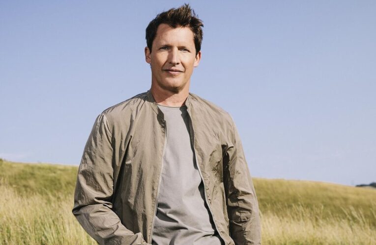 Джеймс Блант після скандалу змінив символіку: з герба РФ на тризуб