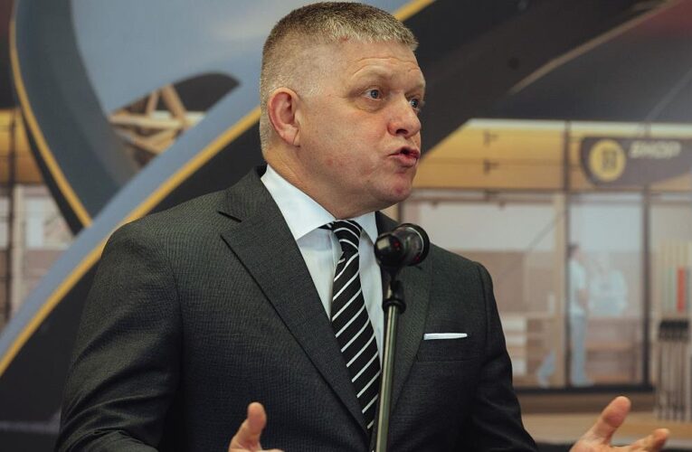 Фіцо просить Польщу пропустити його літак в Росію