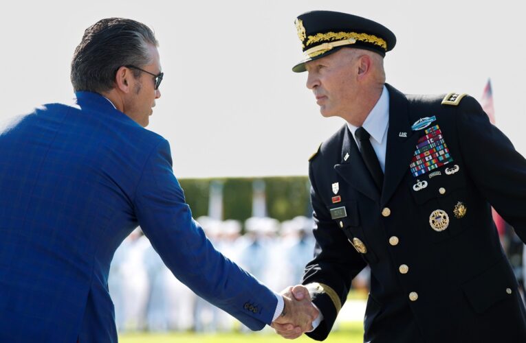 Геґсет вимагає відставки начальника штабу армії США