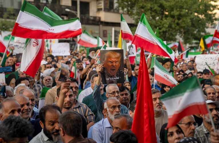 Іранці утворять “живі ланцюги” навколо електростанцій