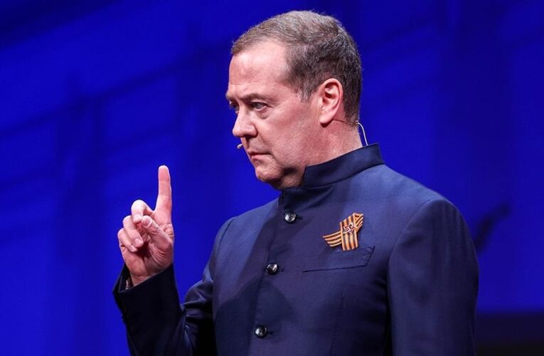 Медведєв став головним редактором російських шкільних підручників