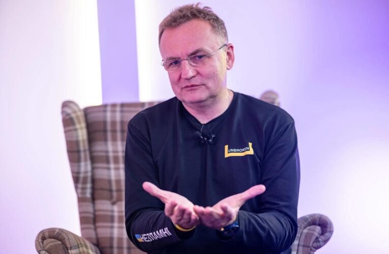 Мер Львова показав зізнався, що носить одні кросівки вже три роки