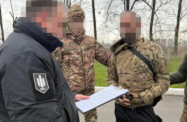 На Харківщині затримали дезертира, який продавав зброю з фронту