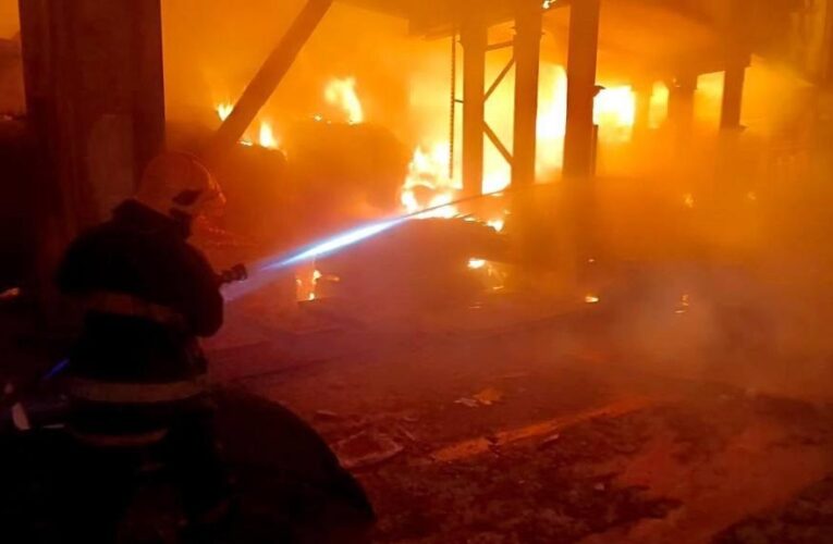 На Київщині після атаки палає підприємство