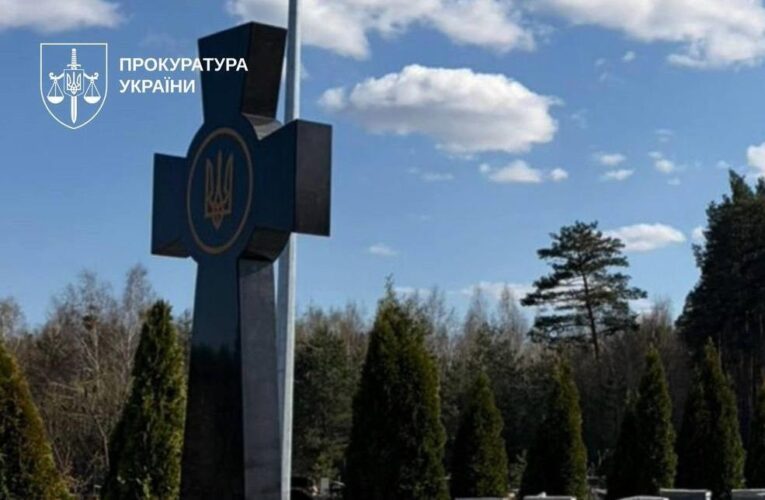 На Київщині викрили схему заробітку на могильних хрестах для військових