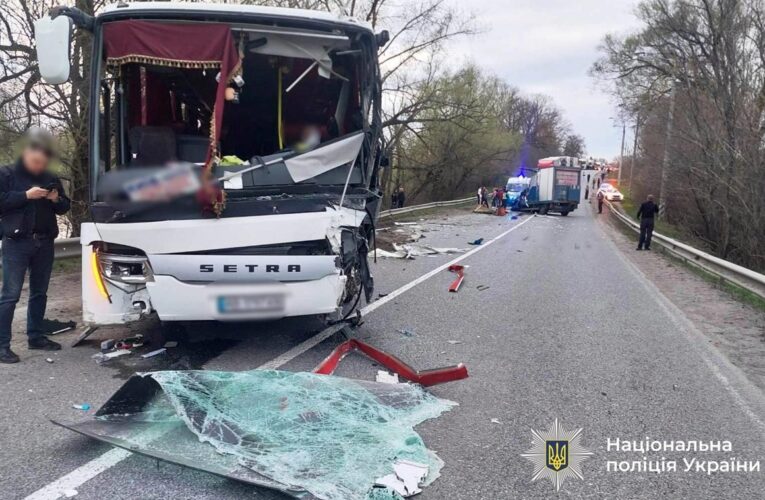На Вінниччині вантажівка протаранила автобус з пасажирами