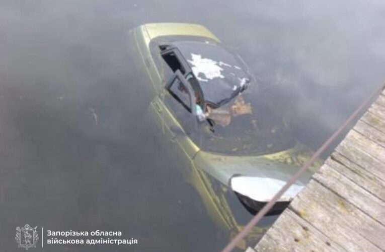 На Запоріжжі вибухова хвиля відкинула авто у річку, є жертва