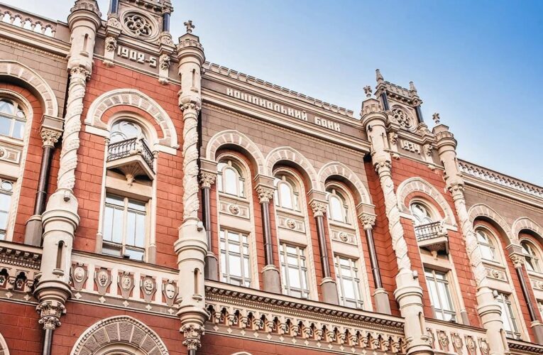 Нацбанк опустив курс гривні на початку тижня