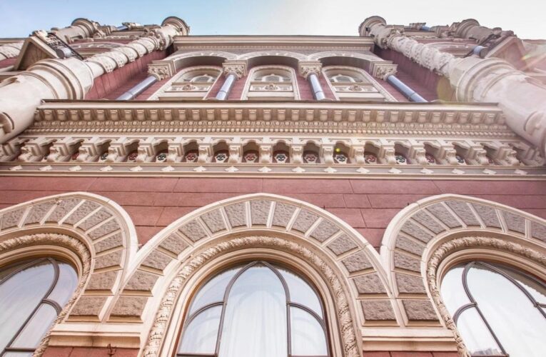 Нацбанк почав підвищувати курс гривні