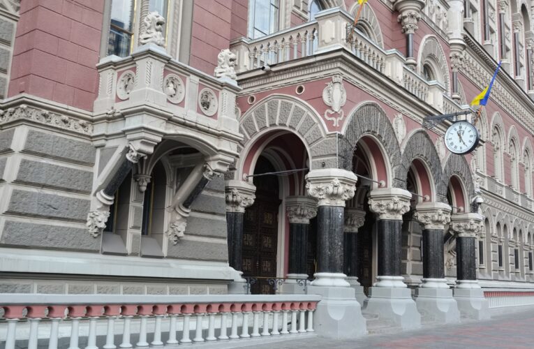 НБУ пом&rsquo;якшив валютні обмеження для оборонки та військових