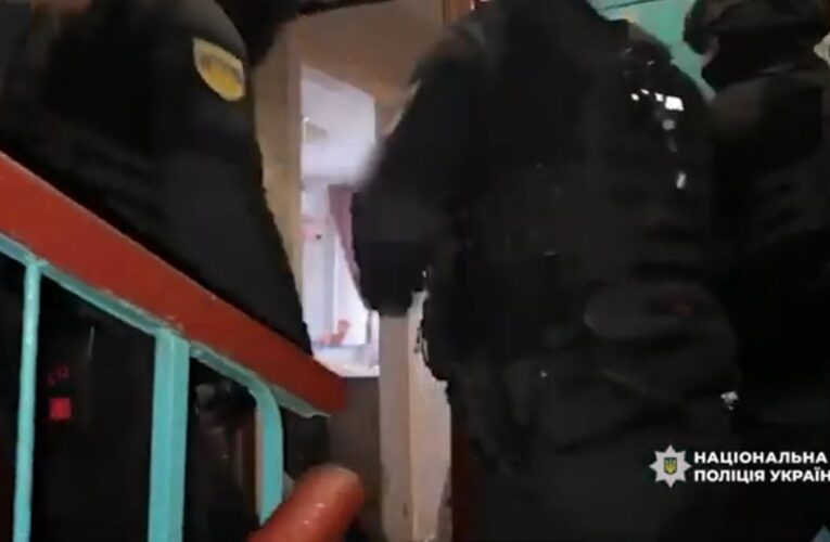 Поліцейські викрили мешканку Черкас, яка використовувала малолітніх дочок для створення порнографії