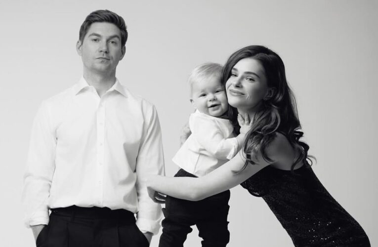 Остапчук із дружиною та сином покидає Україну