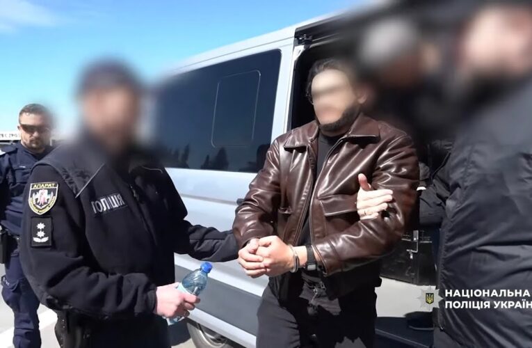 Поліцейські екстрадували з Естонії організатора схеми продажу неіснуючих авто для ЗСУ
