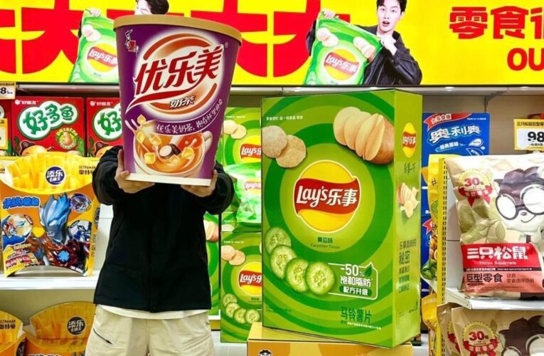 Пачка чипсів розміром з людину: з’явився магазин із гігантськими товарами