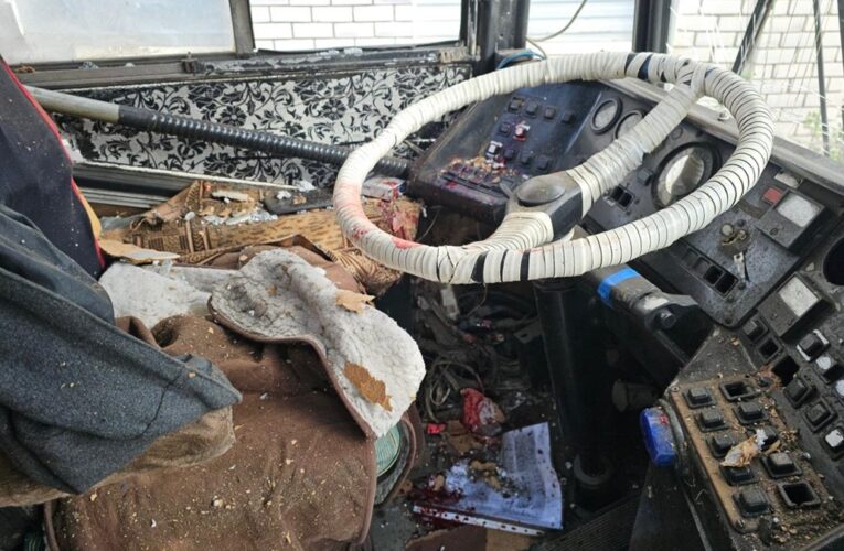 Помер водій тролейбуса, на який росіяни скинули вибухівку