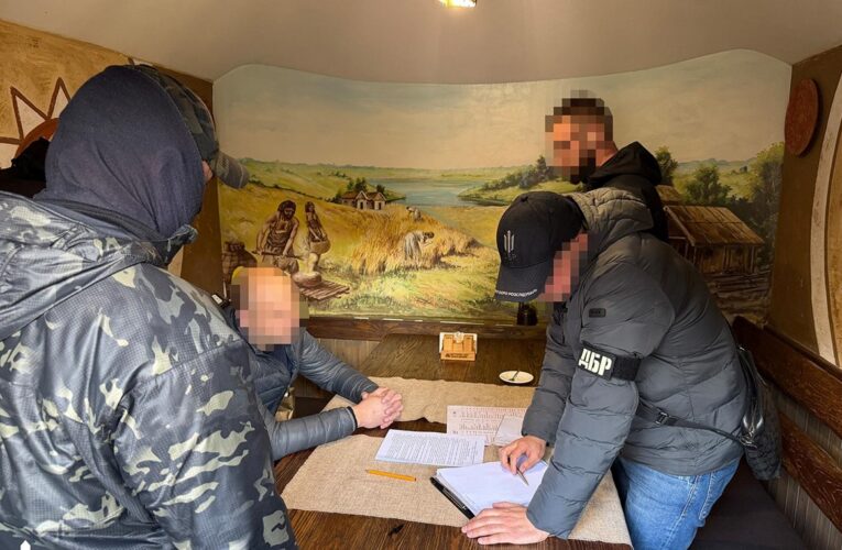 Посадовця Укрзалізниці викрили на $100 тис. хабаря