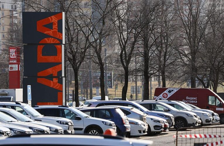Продажі Lada падають: АвтоВАЗ планує призупинити виробництво