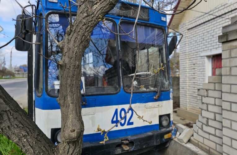 Росіяни атакували з дрона тролейбус у Херсоні