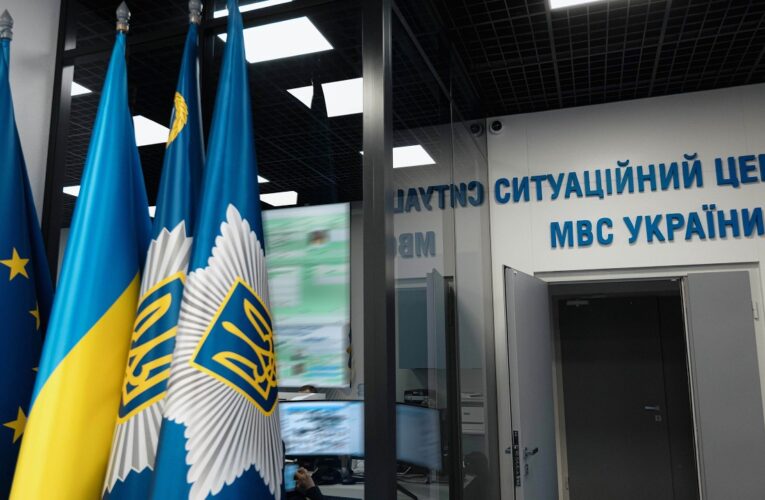 Олена Зеленська відвідала комунікаційний центр Служби 112 та Ситуаційний центр МВС