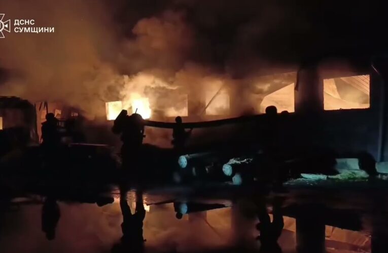 На Сумщині рятувальники ліквідували масштабну пожежу, спричинену російською атакою