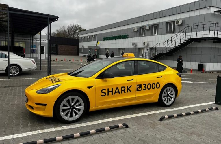 Таксі Tesla плутаються у маршрутах і висаджують пасажирів на швидкості