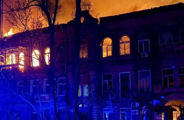 У Дніпрі після атаки палають житлові будинки