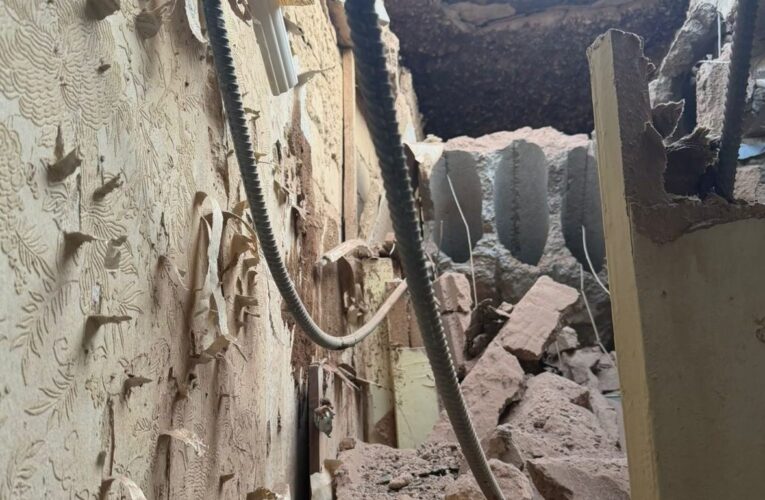 У Херсоні росіяни обстріляли багатоповерхівку: серед поранених – підліток