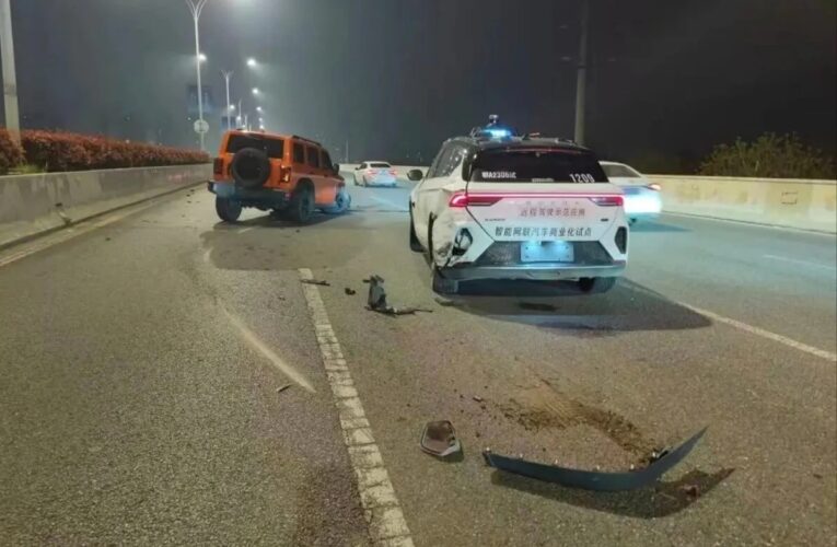 У Китаї сотні безпілотних таксі “замерли” посеред трас