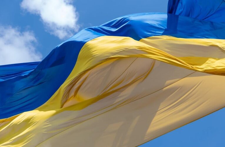 У Києві приспустили головний прапор України