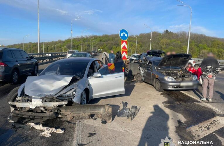 У Києві сталася смертельна ДТП на Дарницькому мосту