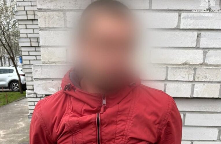 У Києві затримали озброєного чоловіка