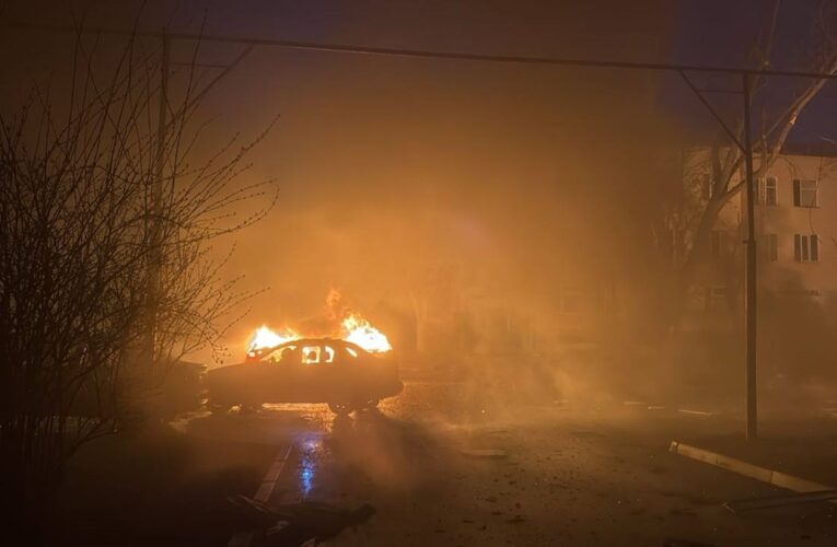 У Конотопі влучило в будинок, горить адмінбудівля